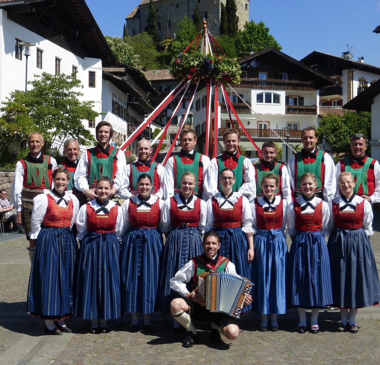 Foto für Erntedank: Reifltanz der Volkstangruppe Schenna auf dem Raiffeisenplatz Schenna